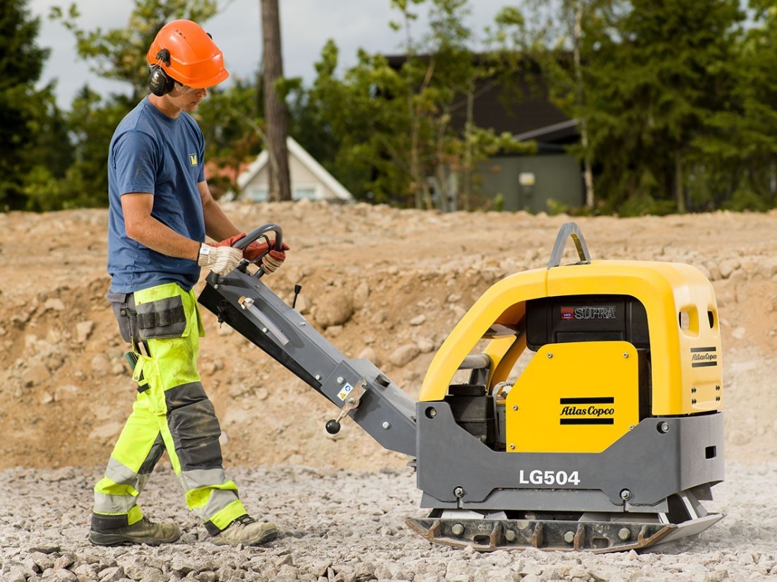 Утрамбовка грунта. Виброплита Wacker Neuson dps 1850h Basic. Вибротрамбовка Atlas Copco lt800. Виброплита атлас Копко LF 100. Трамбовка атлас Копко.